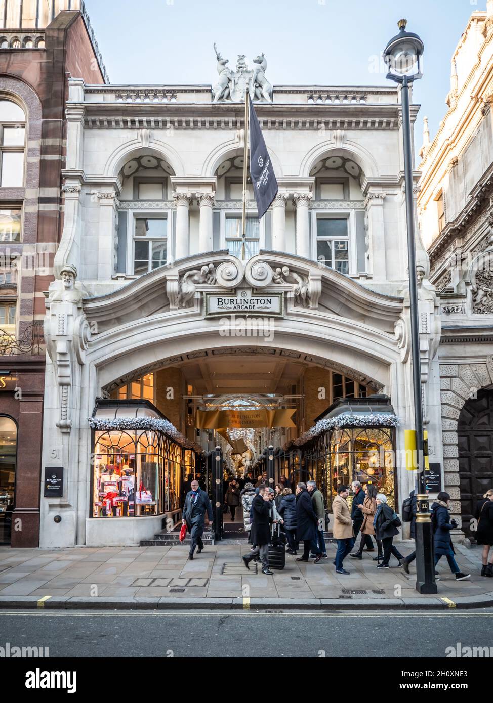 Burlington Arcade, Piccadilly, London. Der große Rokoko-Eingang und façade zur exklusiven Einkaufspassage in der Nähe der Bond Street und Mayfair. Stockfoto