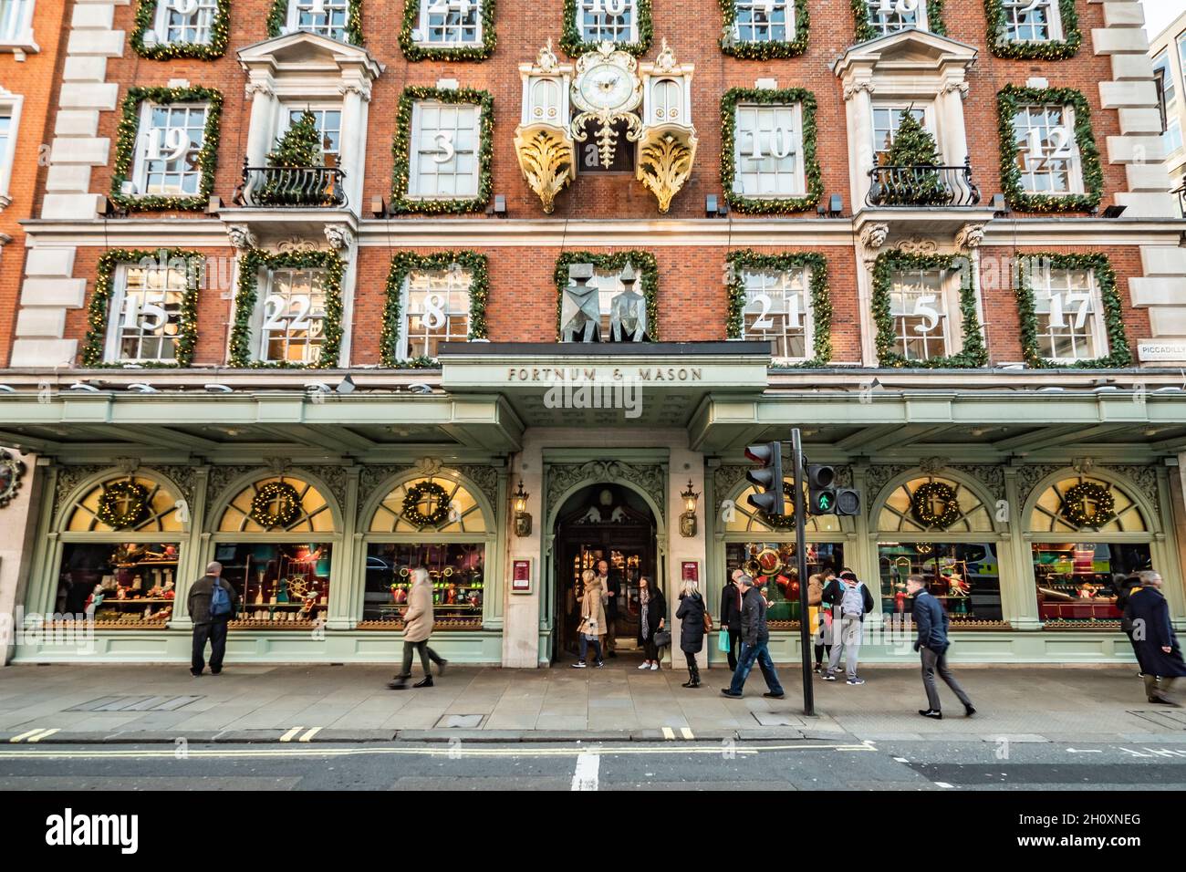 Fortnum & Mason, London. Der Eingang und die façade zum exklusiven Kaufhaus in Piccadilly, das zu Weihnachten mit einem Adventskalender dekoriert ist Stockfoto Fortnum & Mason, London. Der Eingang und die façade zum exklusiven Kaufhaus in Piccadilly, das zu Weihnachten mit einem Adventskalender dekoriert ist Stockfoto