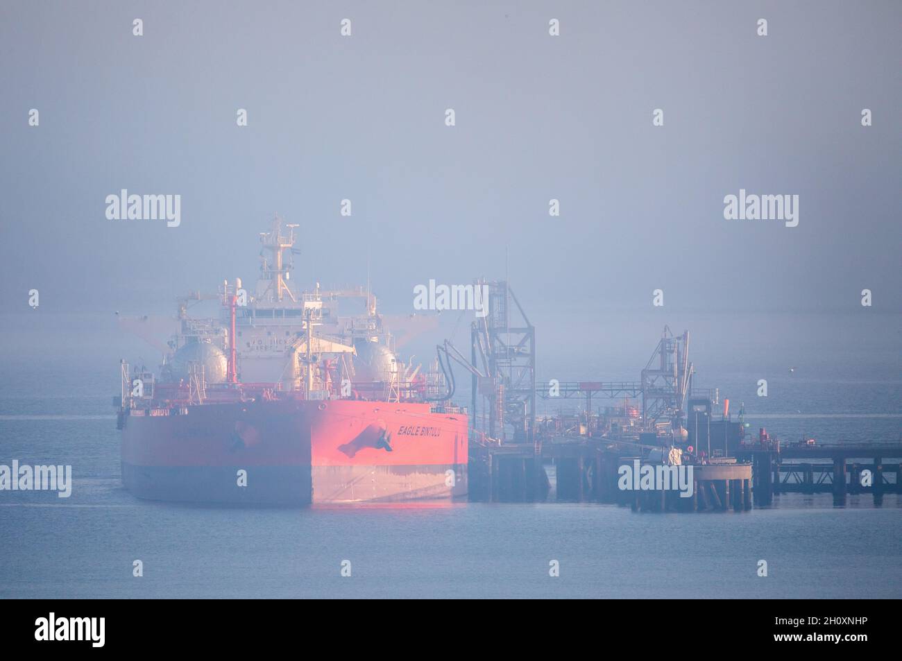 Whitegate, Cork, Irland. Oktober 2021. Rohöltanker Eagle Bintula entlädt ihre Ladung an einem nebligen Morgen in der Raffinerie in Whitegate, Co. Cork, Irland. - Bild; David Creedon / Alamy Live News Stockfoto