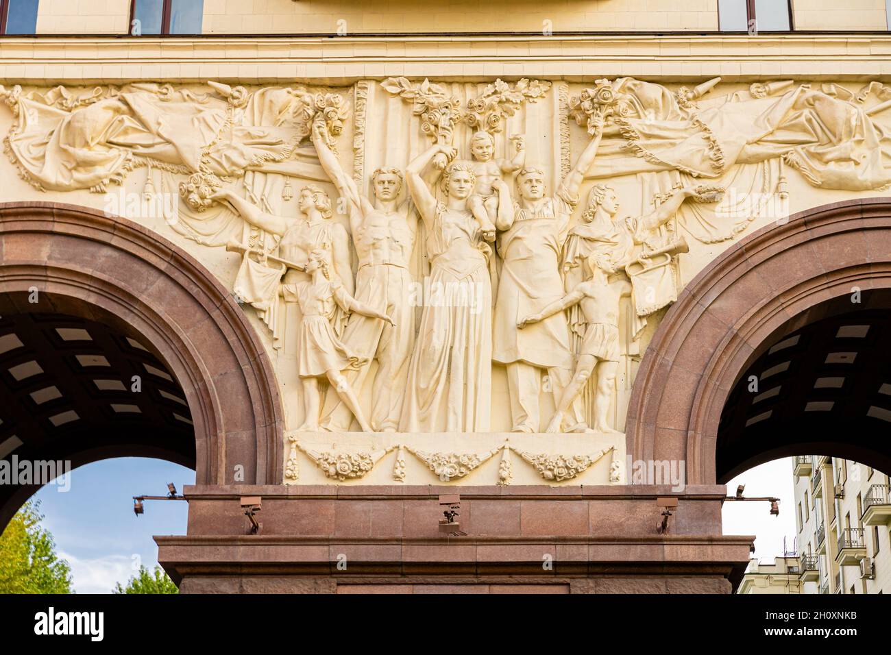 Skulpturale Komposition, Flachrelief - sowjetische Familien- und kommunistische Symbole auf dem Bogen des Kotelnicheskaya-Gebäudes, stalinistischer sozialistischer Klassizismus, Moskau Stockfoto