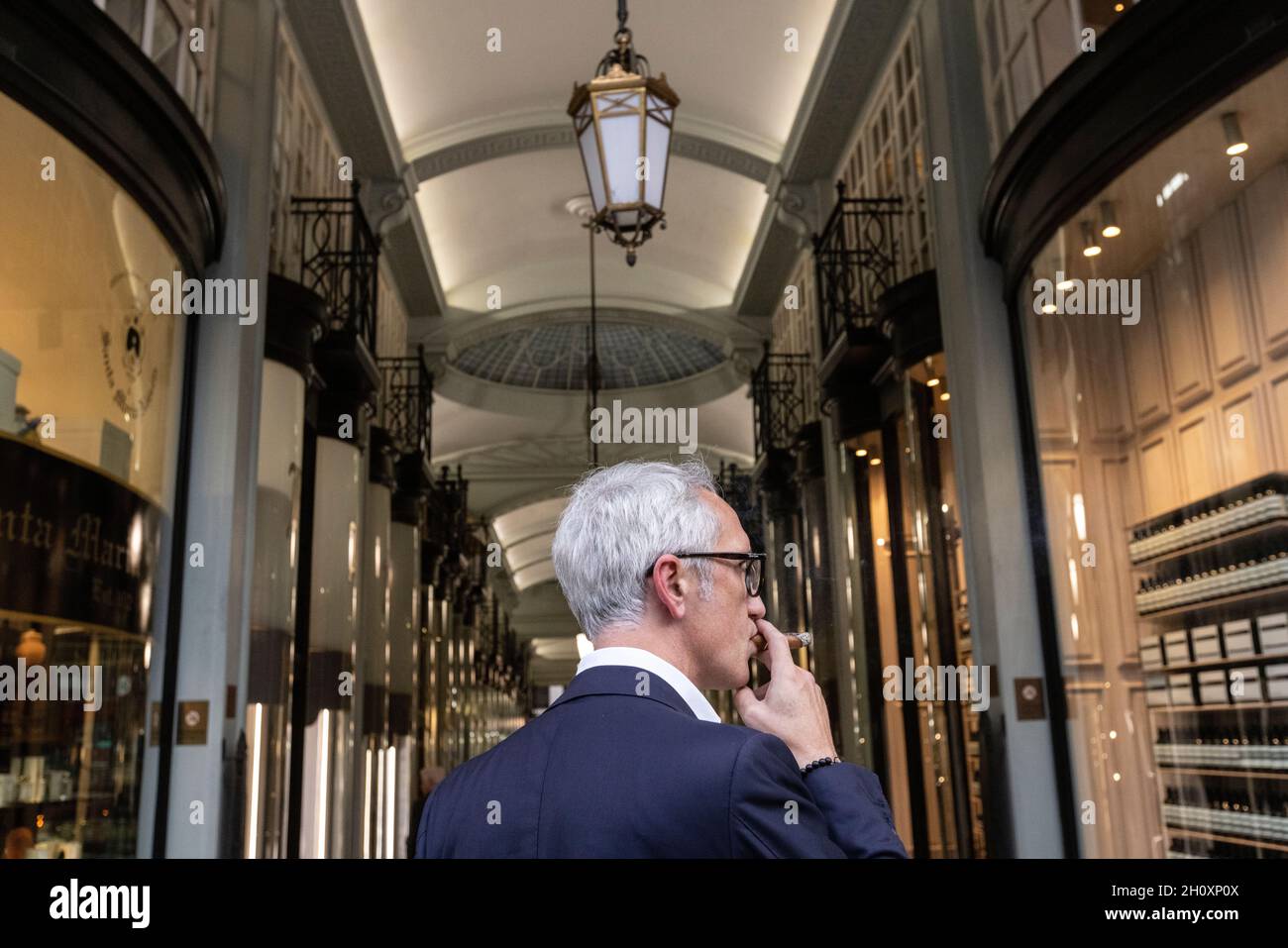 Mann, der eine Zigarre raucht, am Eingang der Piccadilly Arcade, London, England, Großbritannien Stockfoto Mann, der eine Zigarre raucht, am Eingang der Piccadilly Arcade, London, England, Großbritannien Stockfoto