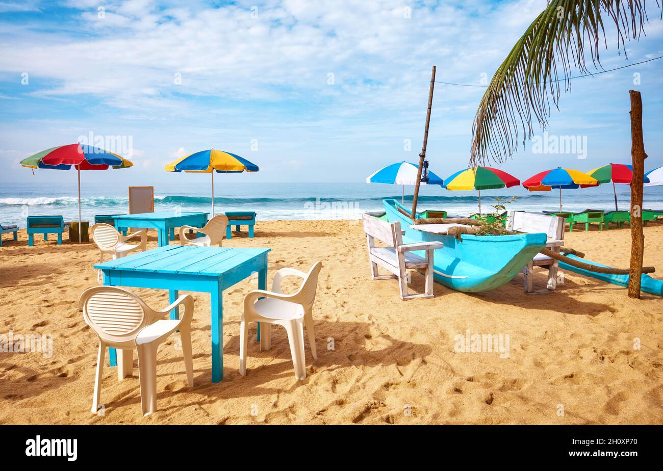 Tische und Stühle an einem tropischen Strand, Sommerurlaubskonzept, Sri Lanka. Stockfoto