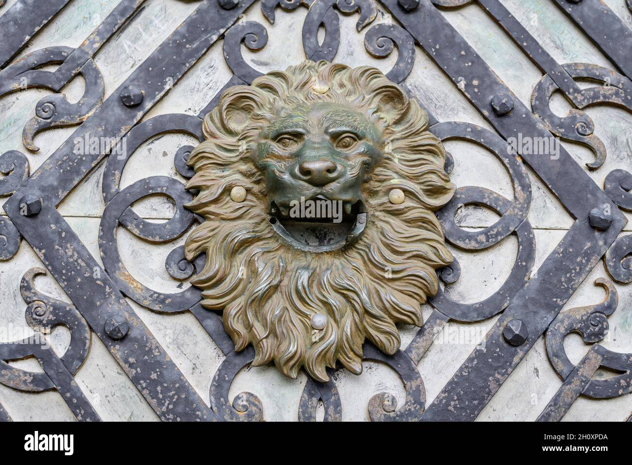 Details zum schönen Neorenaissance-Gebäude von Schloss Peles (Castelul Peles) in der Nähe des Bucegi-Gebirges (Muntii Bucegi) an einem bewölkten Sommertag in Sin Stockfoto