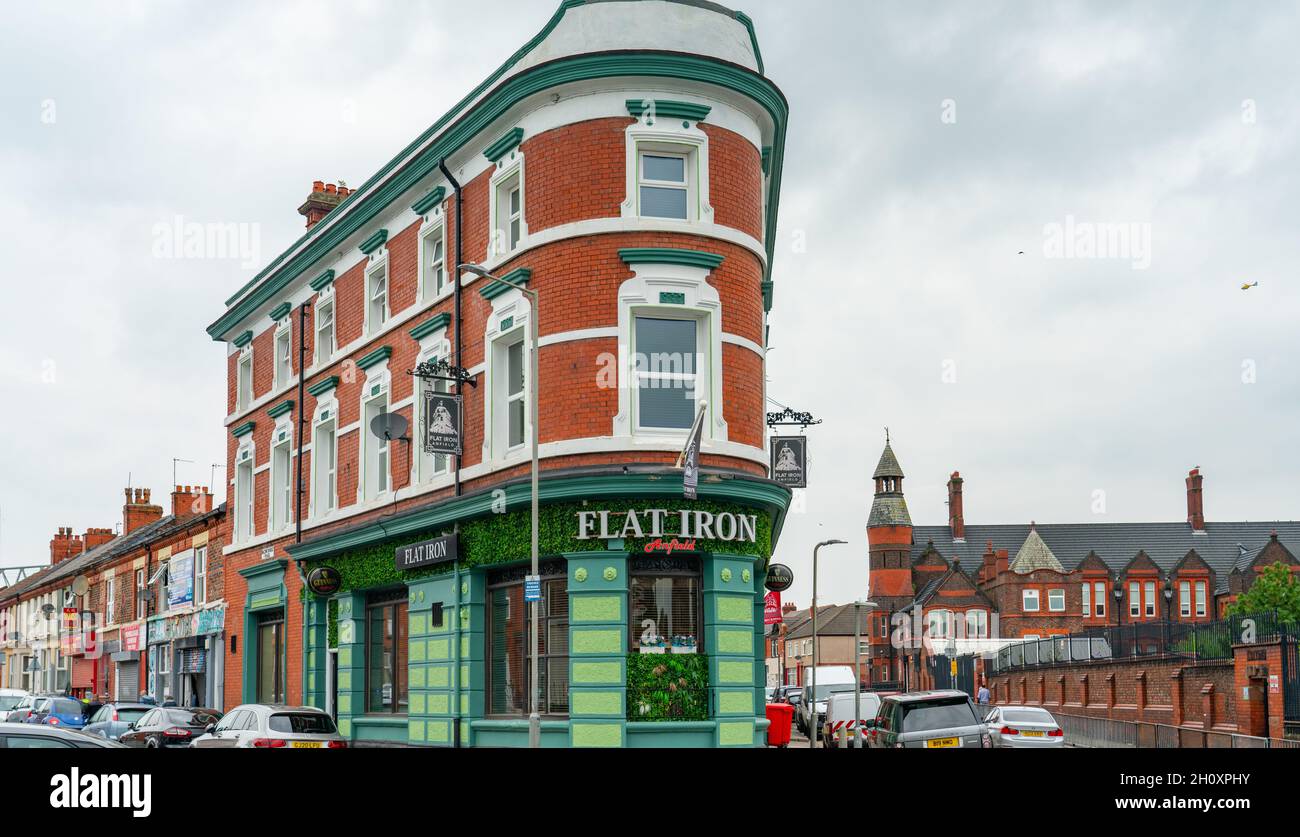 The Flat Iron Pub in Anfield Road und Walton Breck Road, Anfield, Liverpool 4. Bild aufgenommen im September 2021. Stockfoto