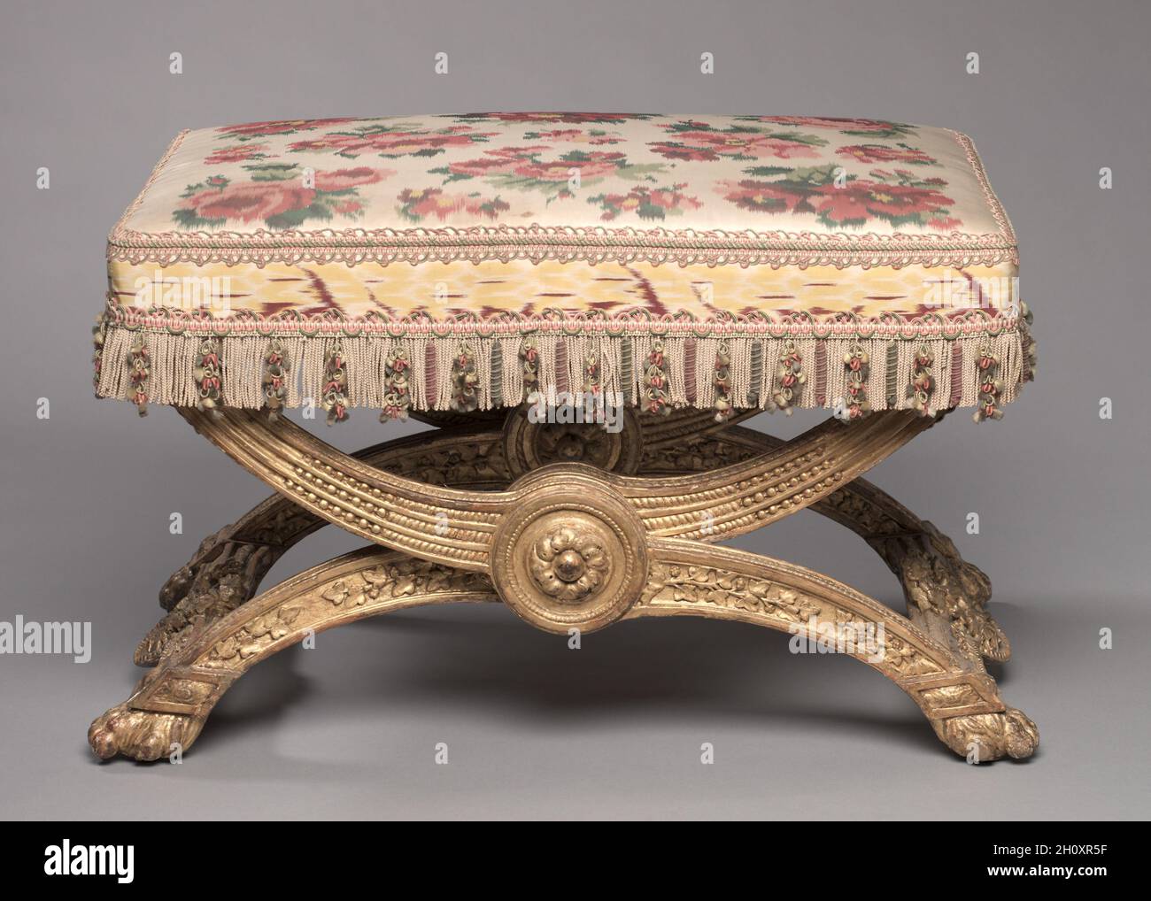 Hocker, 1786-1787. Jean-Baptiste-Claude Sené (Französisch, 1748-1803). Geschnitztes und vergoldetes Holz; insgesamt 44.8 x 71.5 x 51.6 cm (17 5/8 x 28 1/8 x 20 5/16 Zoll). Diese Hocker wurden für das Spielzimmer von Marie-Antoinette im Chateau de Compiègne gemacht und später im Chateau de Fontainbleau platziert. Stockfoto