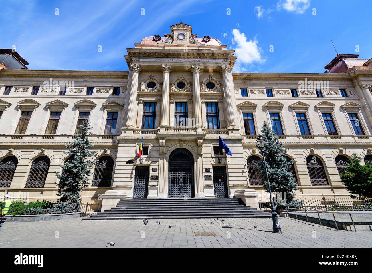 Bukarest, Rumänien, 6. Mai 2021: Historisches Hauptgebäude und Hauptquartier der Nationalbank Rumäniens (Banca Nationala a Romaniei) in der Lipscani-Straße ( Stockfoto