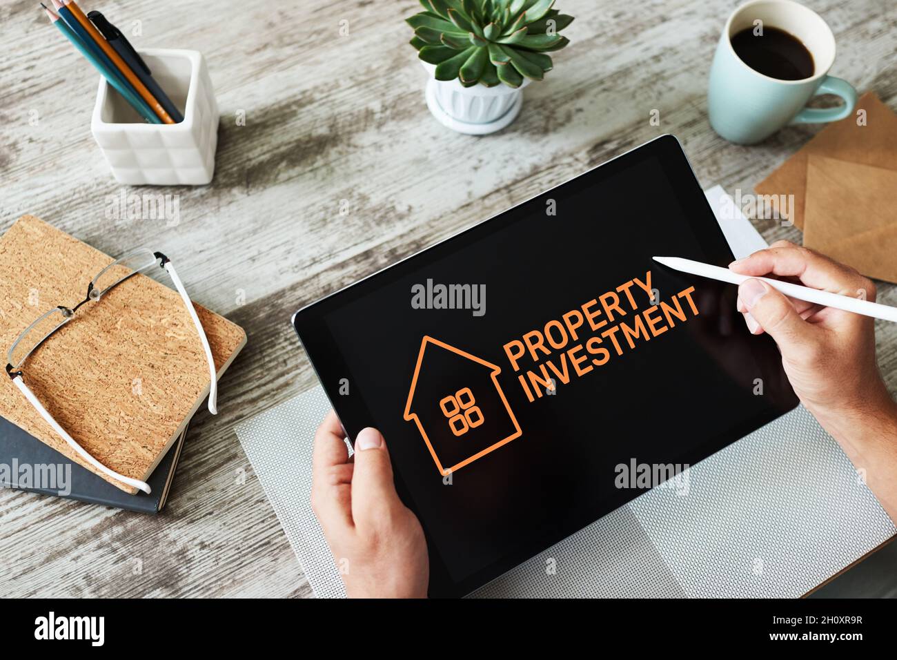 Immobilieninvestitionen. Geschäfts- und Finanzkonzept auf dem Bildschirm des Geräts. Stockfoto