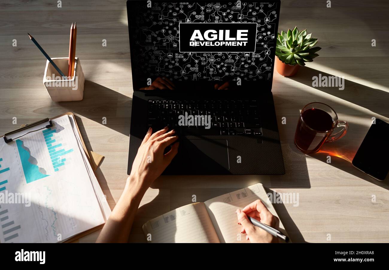 Agiles Entwicklungskonzept auf dem Bildschirm des Geräts. Stockfoto