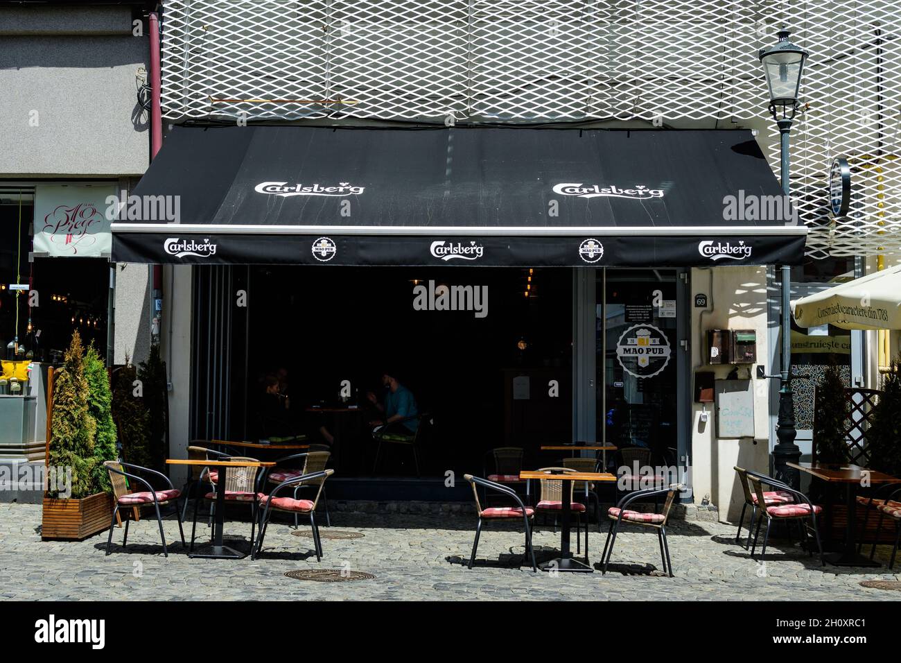 Bukarest, Rumänien - 6. Mai 2021: Alte Gebäude mit Bars und Restaurants in der Lipscani Straße (Strada Lipscani) im historischen Zentrum (Centrul Vechi) Stockfoto