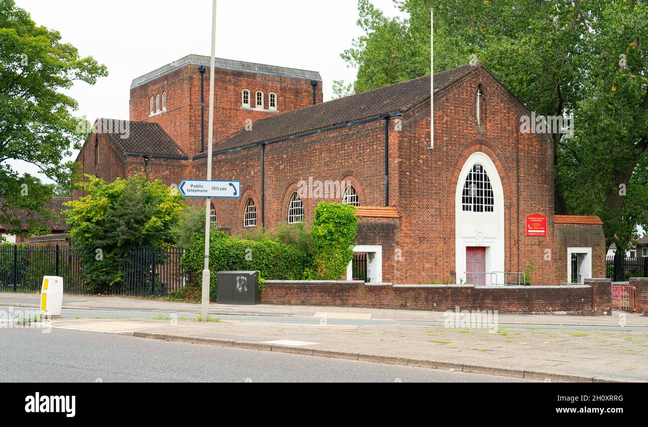St Christopher's Church, Straddling Broad Lane and Lorenzo Drive, Norris Green, Liverpool 11. Bild aufgenommen im September 2021. Stockfoto