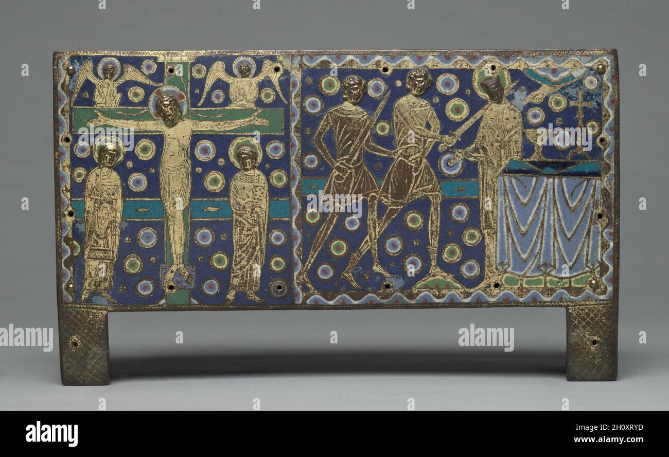 Gedenktafel aus einer Chasse für Reliquien des heiligen Thomas Becket, 1220-1225. Meister G. Alpais (Französisch) und Workshop. Kupfer: Vergoldet und graviert; champlevé-Emaille; insgesamt: 16.9 x 28.5 x 0.5 cm (6 5/8 x 11 1/4 x 3/16 Zoll). Am 29. Dezember 1170 wurde Erzbischof Thomas Becket in der Kathedrale von Canterbury brutal ermordet. Die unmittelbare Popularität des Becket-Kults spiegelt sich in der großen Anzahl von Emaille-Reliquien wider, die in den Werkstätten des späten 12. Und frühen 13. Jahrhunderts in Limoges hergestellt wurden, um Reliquien des Erzbischofs zu beherbergen, der nur drei Jahre nach seinem Tod heilig gesprochen wurde. Diese Plaque, die eine sce paart Stockfoto