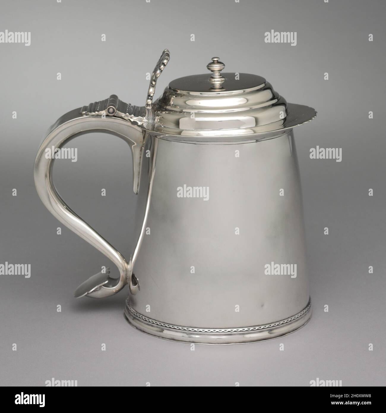 Tankard, C. 1710. Samuel Vernon (American, 1683-1737). Silber; mit Griff: 20,7 x 21,8 cm (8 1/8 x 8 9/16 in.). Stockfoto