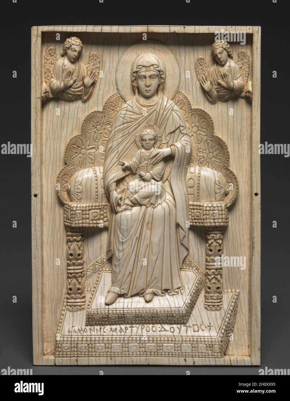 Elfenbeintafel mit der inthronisierten Gottesmutter ('The Stroganoff Ivory'), 950–1025. Byzanz, Konstantinopel, byzantinische Zeit. Elfenbein; insgesamt: 25.3 x 17.2 x 1.8 cm (9 15/16 x 6 3/4 x 11/16 Zoll). Die Mutter Gottes sitzt auf einem reich geschnitzten, hoch gedeckten Thron. Zwei Engel schweben darüber und machen auf das Christuskind aufmerksam, das in ihrem Schoß steht. Darstellungen der thronenden Jungfrau und des Kindes haben eine lange Tradition in der byzantinischen Kunst und reichen bis ins 6. Jahrhundert zurück. Mit einer Hand, die zum Segen erhoben wird, die andere mit einer Schriftrolle, wird Christus hier als ein emotionsloses und übernatürliches ch dargestellt Stockfoto