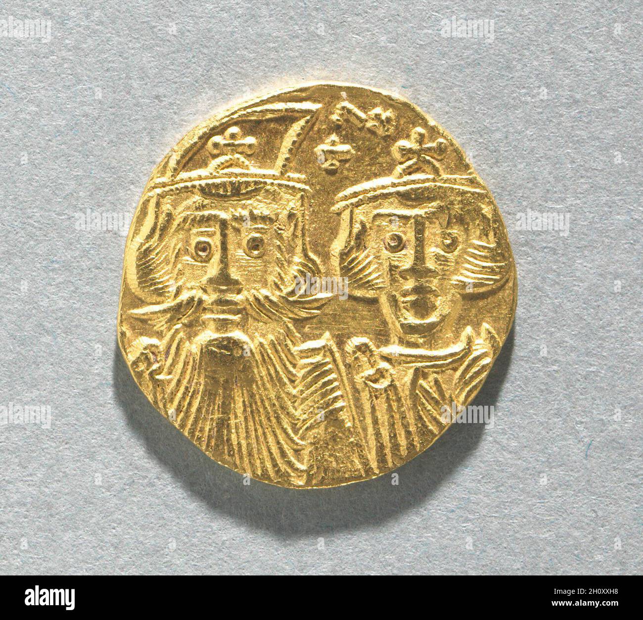 Solidus mit Büsten von Konstantin II. Und Konstantin IV. (Vorderseite), 659-661. Byzanz, 7. Jahrhundert. Gold; Durchmesser: 1.9 cm (3/4 in.). Die große Zahl der überlebenden byzantinischen Münzen zeugt vom Handelsniveau im ganzen Reich. Die vom Kaiser kontrollierten und überwachten Münzproduzenten stellten seine Autorität dar und spiegeln seine Statur wider. Talentierte Künstler wurden rekrutiert, um die Stempel (Formen) zu gravieren, die für den Münzprägung verwendet wurden. Kaiser kamen zunehmend dazu, ihre Erben und Co-Kaiser in ihre Prägung einzubeziehen, sowie andere Familienmitglieder oder sogar frühere Herrscher. Münzen waren reco Stockfoto