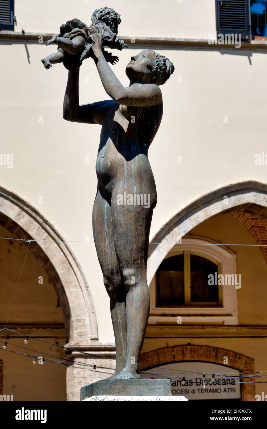 Statue der Mutterschaft auf der Piazza Orsini, Teramo Italien Stockfoto