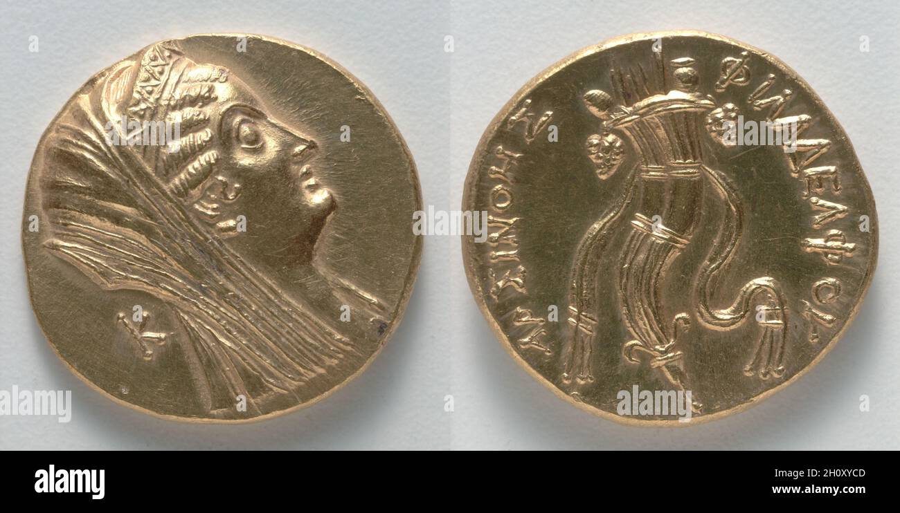 Oktodrachme: Kopf von Arsinoe II (Vorderseite); Doppelcornucopia (Rückseite), 205–145 v. Chr. Griechisch, ptolemäisch, geprägt in Alexandreia (Ägypten), Herrschaft von Ptolemäus V. Epiphanes oder Ptolemäus VI Philometor. Gold; Durchmesser: 2.9 cm (1 1/8 Zoll). Auf dieser langlebigen Münzserie trägt Arsinoe II., eine göttlich gewahrte hellenistische Königin, die Krone und den Schleier, die mit Hera verbunden sind; ein Zepter ist vielleicht direkt neben ihrem Hals zu sehen. Die Tochter von Ptolemäus I., Gründer der hellenistischen griechischen Dynastie, die Ägypten fast drei Jahrhunderte lang regierte, heiratete Arsinoe Lysimachos, König von Thrakien, im Alter von fünfzehn Jahren. Nach seinem Tod, sie Stockfoto