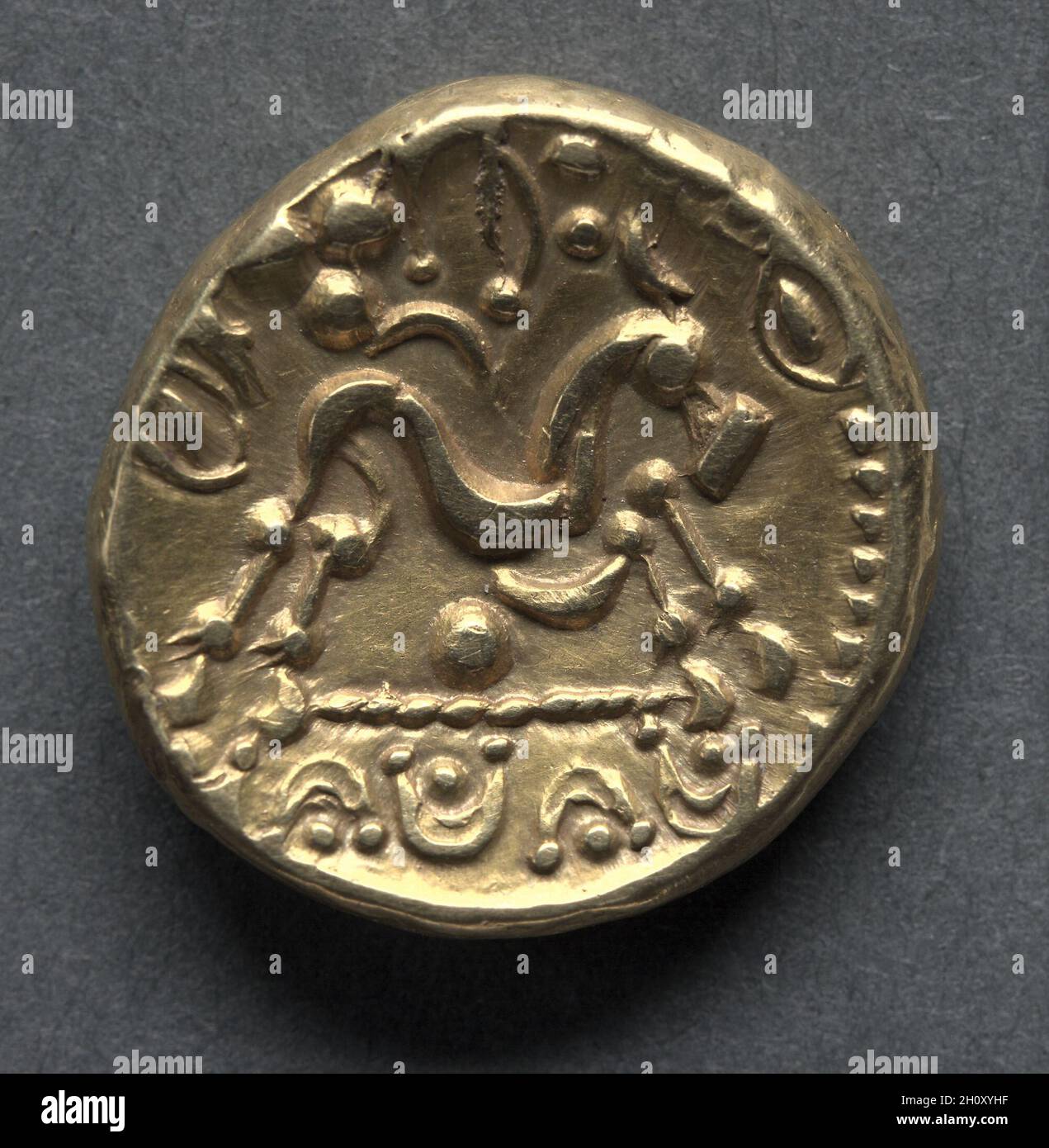 Stater: Pferd (Rückseite), c. 57–45 V. CHR. England (Ancient Britain), 1. Jahrhundert v. Chr.. Gold; Durchmesser: 1.7 cm (11/16 in.). Stockfoto