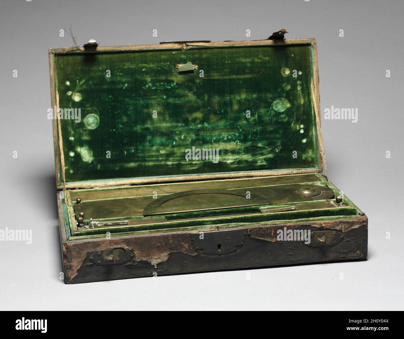 Box mit Architekturinstrumenten, 1753. Vor Le Maire (Französisch), Karton: 10.2 x 45.1 x 22.9 cm (4 x 17 3/4 x 9 Zoll). Stockfoto
