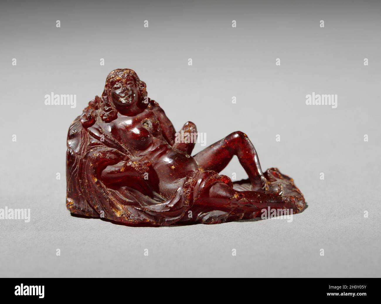Statue eines liegenden Frau, C. 100 v. Chr. - 100. Griechenland, Hellenismus, 1. Jahrhundert v. Chr.-1 st Century AD. Gelb; gesamt: 2,5 cm (1 in.). Stockfoto