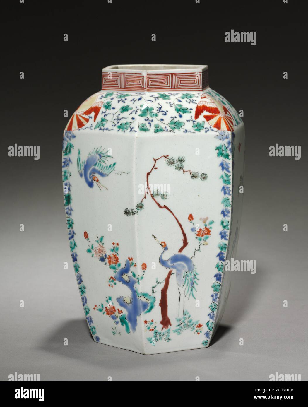 Sechseckiges Glas, Ende 1600. Japan, Edo-Zeit (1615-1868). Porzellan mit Emaille-Überglasur und Goldschmuck (Hizen-Geschirr, Kakiemon-Typ); insgesamt 26.8 x 18.6 cm (10 9/16 x 7 5/16 Zoll). Dieses Paar Gläser hatte ursprünglich gewölbte Deckel. Ihre imposante Größe, Form und das Dekor im chinesischen Stil kennzeichnen sie als Produkte, die für die europäischen Märkte in England, Holland, Frankreich und Deutschland hergestellt wurden. In der Tat sind viele ähnliche Beispiele in den Sammlungen von Museen und historischen Häusern in diesen Ländern zu sehen. Solche Kakiemon-Ware inspirierte auch die heimische Porzellanproduktion in Europa im 18. Und 19. Jahrhundert. Stockfoto