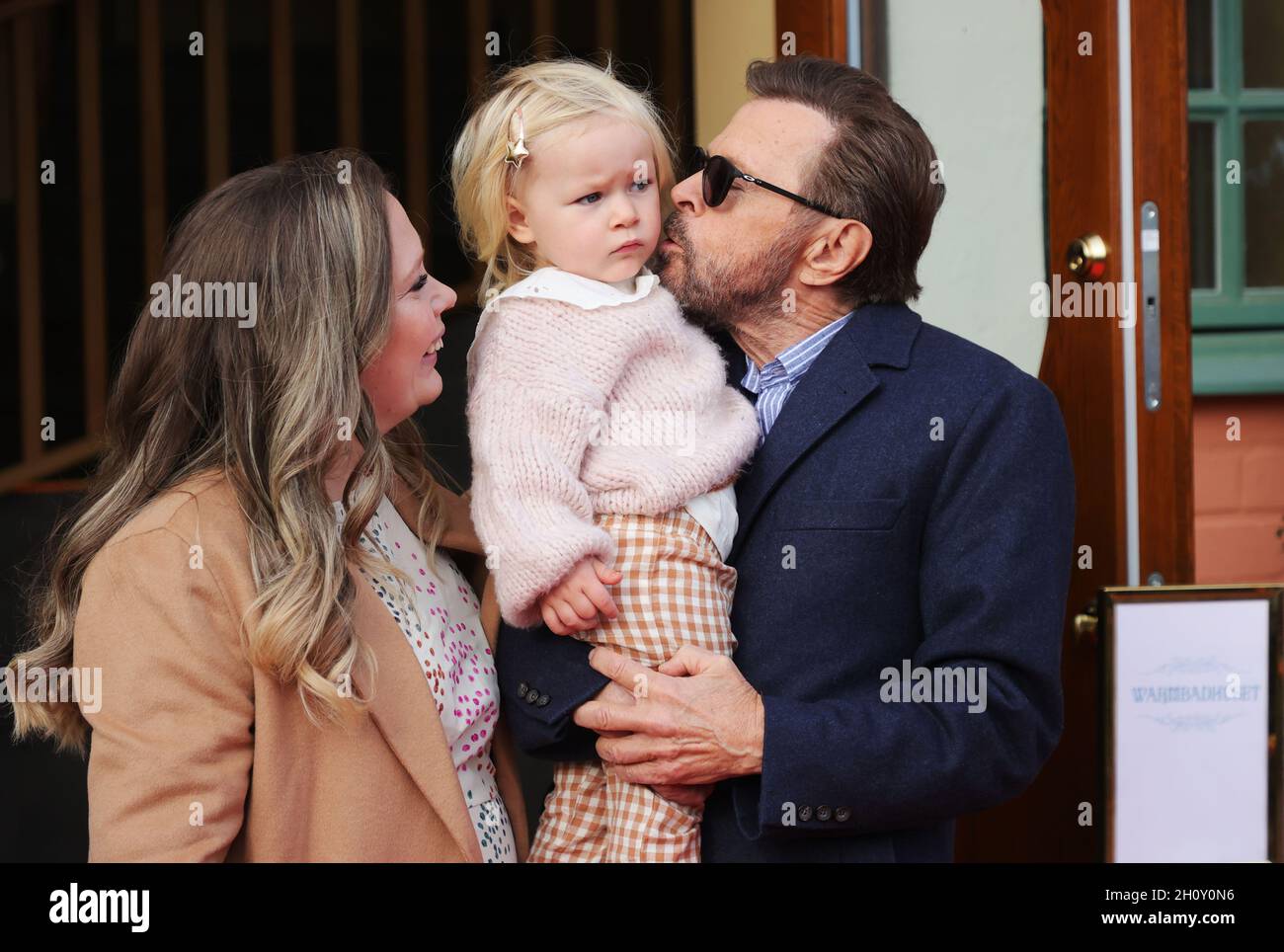 ABBAS Bjorn Ulvaeus zusammen mit Enkelin Hedvig und Tochter Anna Ulvaeus (links) während einer Pressekonferenz in Slottsholmen in Vastervik, Schweden, am 15. Oktober 2021.Foto: Adam Ihse / TT-Code 9200 Stockfoto