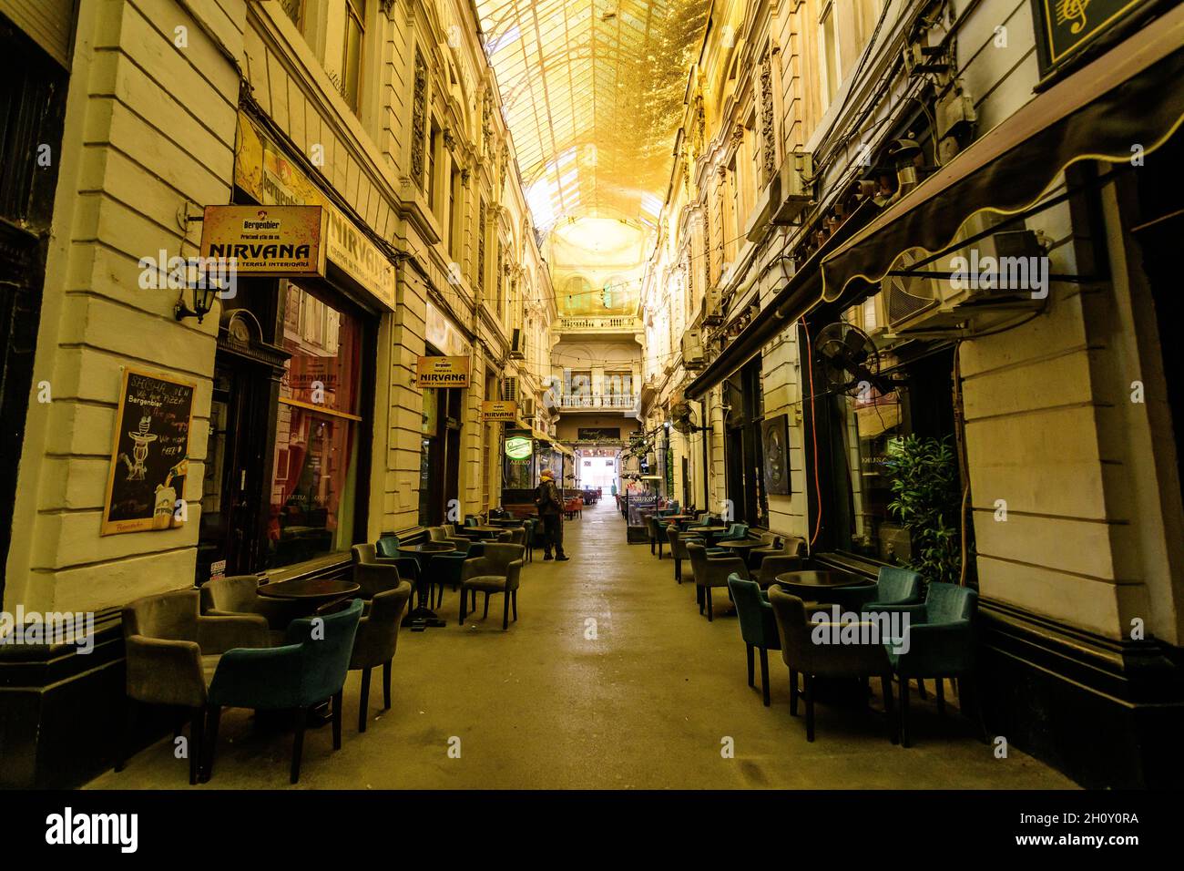 Bukarest, Rumänien, 22. November 2020 - die alte historische Pasajul Macca Vilacrosse Passage mit Cafés und Restaurants in der Nähe von Calea Victoriei (Vic Stockfoto