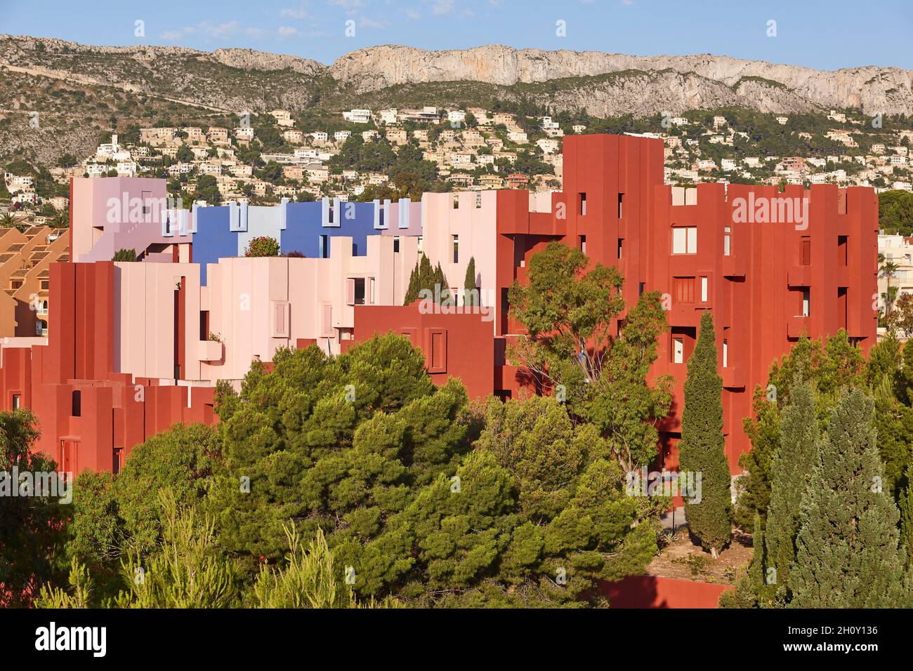 Malerisches geometrisches Gebäude an der mittelmeerküste. Calpe, Alicante Stockfoto