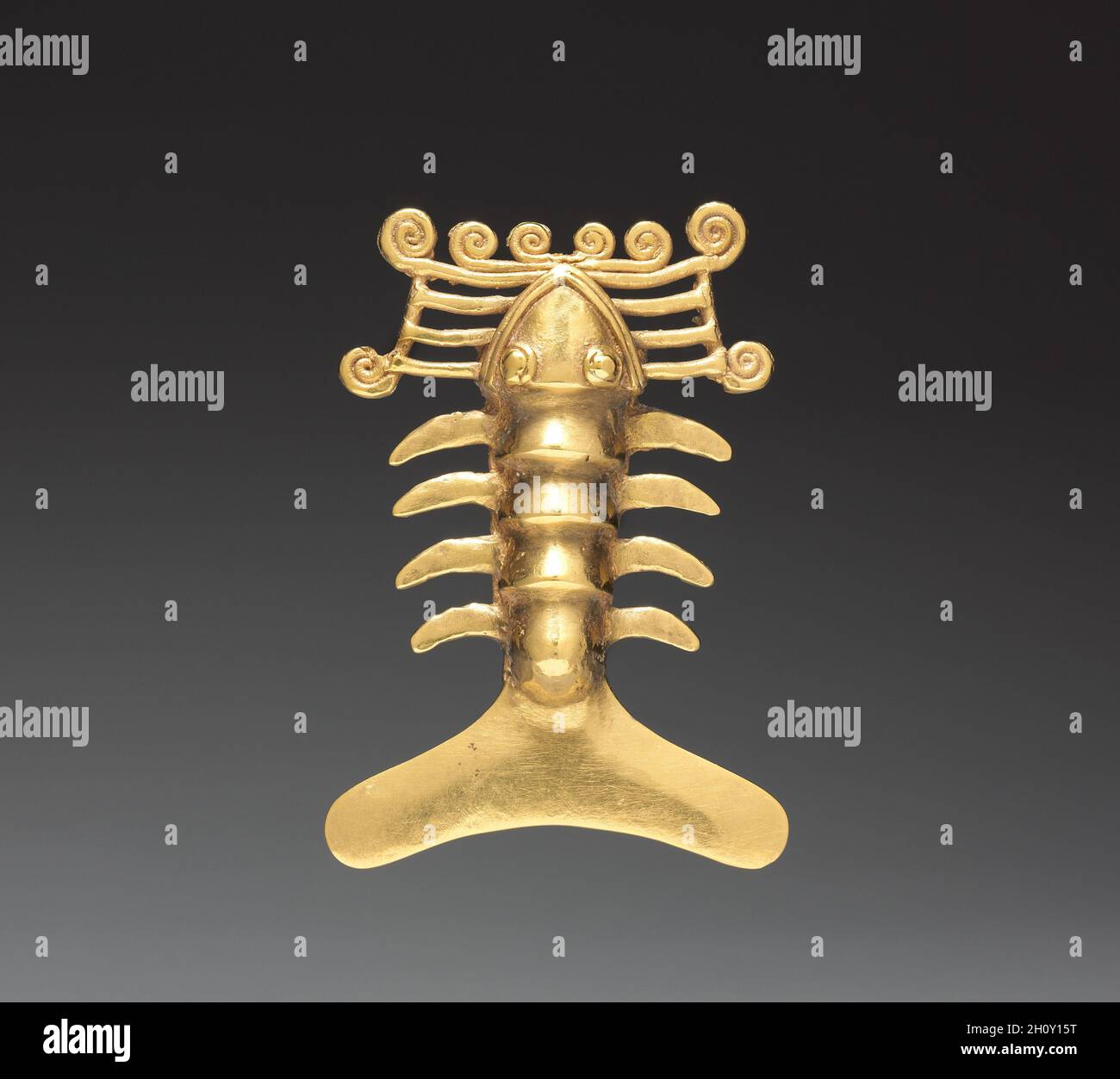 Hummeranhänger, c. 1000-1500. Costa Rica, Region Diquís, 11.-16. Jahrhundert. Guss-Gold; insgesamt 8.3 x 5.8 cm (3 1/4 x 2 5/16 Zoll). Unter den hier gezeigten Anhängern sind ein Krustentier (1943.290), eine Tierkopffigur (1948.18) und zwei Anhänger mit Vögeln (1951.442 und 1946.223). Letztere wurden von Christoph Kolumbus als aguilas (Adler) bezeichnet, der die Einheimischen als Halskette-Ornamente ansah. Moderne Forscher sind sich nicht so sicher über die gezeigten Arten, aber einige glauben, dass sie Greifvögel sind, weil Krallen und Schnäbel prominent sind und oft etwas, in einem Beispiel hier eine kleine, Stockfoto