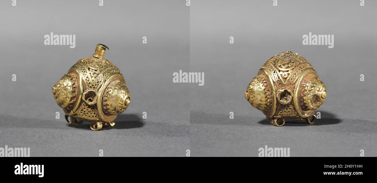 Zwei Tasten, 900 S-1000s. Iran, 10. bis 11. Jahrhundert. Gold, Durchmesser: 2,4 cm (15/16 in.). Stockfoto