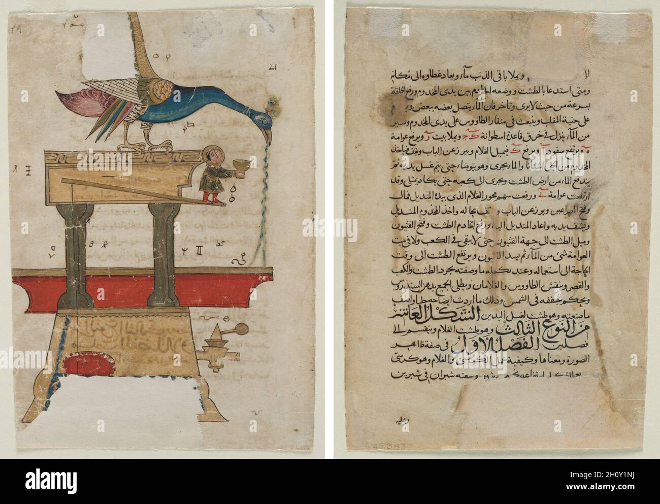 Pfauenförmiges Händewaschgerät (recto); Textseite, Arabische Prosa (verso), 1315. Syrien, Damaskus, Mamluk-Zeit, 14. Jahrhundert. Opakes Aquarell und Gold auf Papier; insgesamt 31.3 x 21.5 cm (12 5/16 x 8 7/16 Zoll). Dieses Blatt aus einer syrischen Kopie von Ibn al-Razz'z al-Jazars Buch des Wissens über geniale mechanische Geräte aus dem Jahr 1206 aus dem Jahr 1315 zeigt einen Pfauenbecken-Automat zum rituellen Händewaschen. Es gibt 15 erhaltene Manuskriptkopien von al-Jazars Werk, die vom frühen 13. Bis zum späten 19. Jahrhundert reichen. Ein Ingenieur aus Obermesopotamien, al-Jazar? War im Dienste von König Na Stockfoto