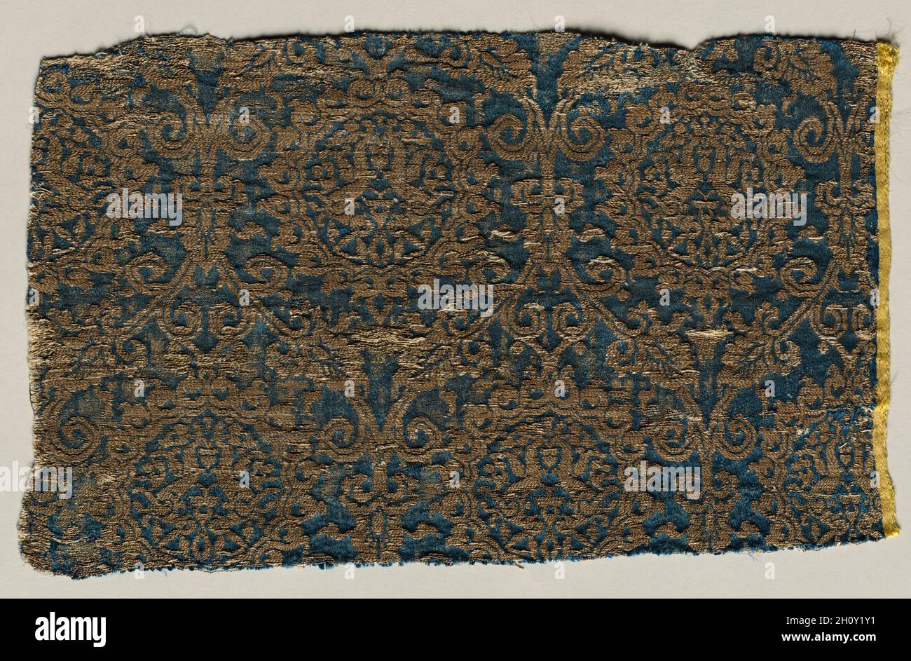 Lampas mit Hasen im ogivalen Muster, 1300. Wahrscheinlich Iran. Lampas: Seide und Goldfaden; insgesamt: 20.3 x 33.3 cm (8 x 13 1/8 Zoll); montiert: 30.5 x 43.2 cm (12 x 17 Zoll). Stockfoto