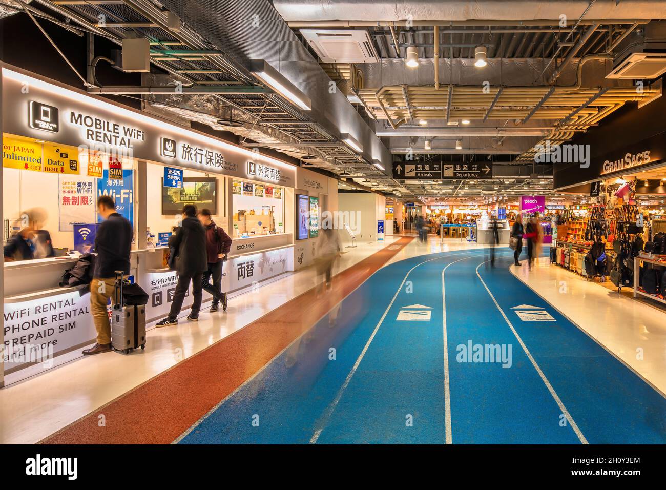 tokio, japan - dezember 06 2019: Mobiler WiFi-Verleih im Terminal 3 des Narita International Airport als Indoor-Laufstrecke in einer Farbgebung Stockfoto