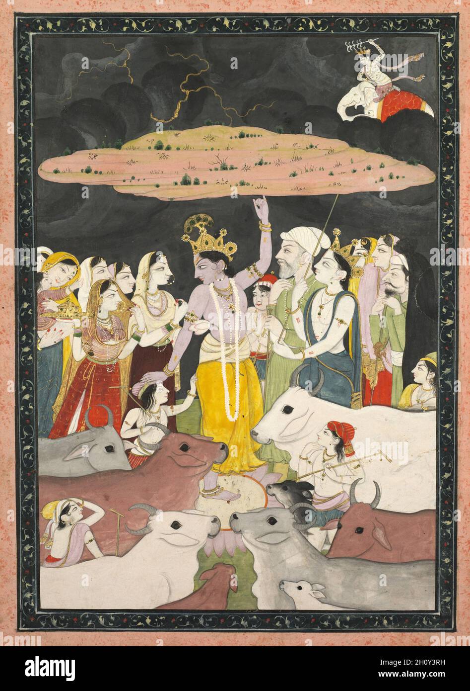 Krishna Hebe Berg Govardhan, c. 1780–90. Nordindien, Himachal Pradesh, Pahari Königreich Kangra. Gummitemperatur und Gold auf Papier; Bild: 20.6 x 14 cm (8 1/8 x 5 1/2 Zoll); mit Rändern: 21.6 x 15.2 cm (8 1/2 x 6 Zoll). Krishna unterstützt den Berg Govardhan mit nichts als seinem kleinen Finger, während er in die Augen seines Lieblings-Kuhhirtenmädchens Radha blickt und einem Kind den Kopf stotzt. Sein Bruder Balarama, mit weißer Haut und blauem Gewand, unterstützt ihn zusätzlich mit einem Stab. Die Kühe und die Mitglieder der Hütergemeinschaft gruppieren sich alle in der Nähe von Krishna, geschützt vor dem wütenden Sturm von Indra Stockfoto