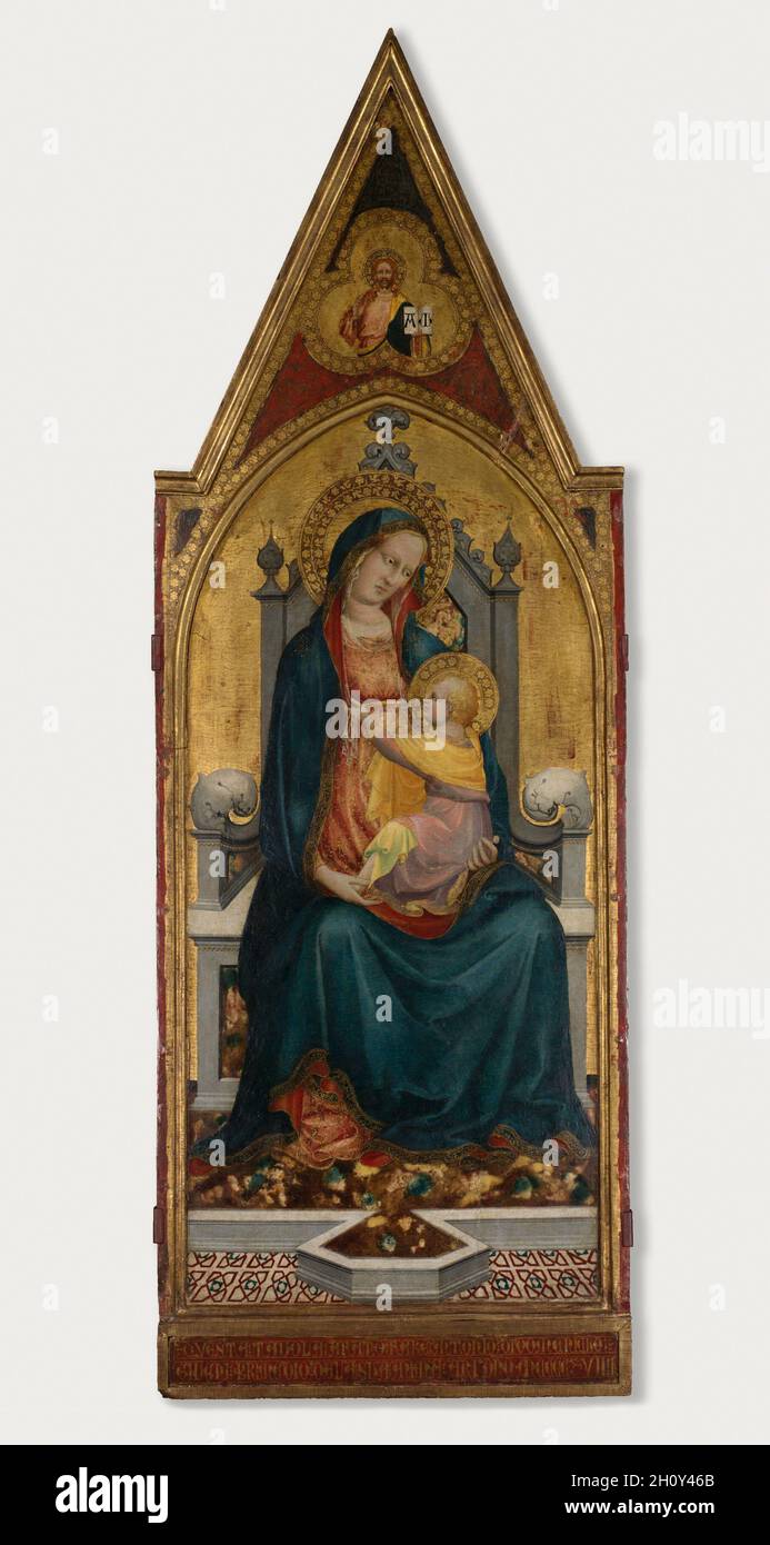 Jungfrau und Kind auf dem Thron, 1419. Battista di Biagio Sanguigni (Italienisch, aktiv 1393-1451). Tempera und Gold auf Holz; gerahmt: 196.2 x 68.6 x 9.5 cm (77 1/4 x 27 x 3 3/4 in.); ungerahmt: 196.2 x 68.2 cm (77 1/4 x 26 7/8 in.); mit originaler Zierleiste und Spitze: 129 x 59 cm (50 13/16 x 23 1/4 in.). Anstatt einen einzigen Moment in der Zeit darzustellen, verkapselt dieses Goldgrundgemälde symbolisch Christus. Auf einem reichen Thron sitzend, hält die monumentale Jungfrau das Christuskind. Oben ist der auferstandene Christus im Himmel mit einem Buch zu sehen, das mit dem Alpha und Omega, dem ersten und letzten Buchstaben von, eingeschrieben ist Stockfoto