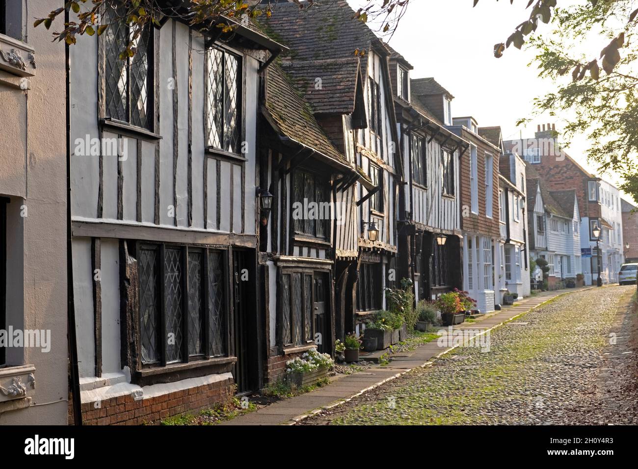 Außenansicht der mittelalterlichen Fachwerkhäuser auf dem gepflasterten Church Square in Rye East Sussex England Großbritannien Großbritannien KATHY DEWITT Stockfoto