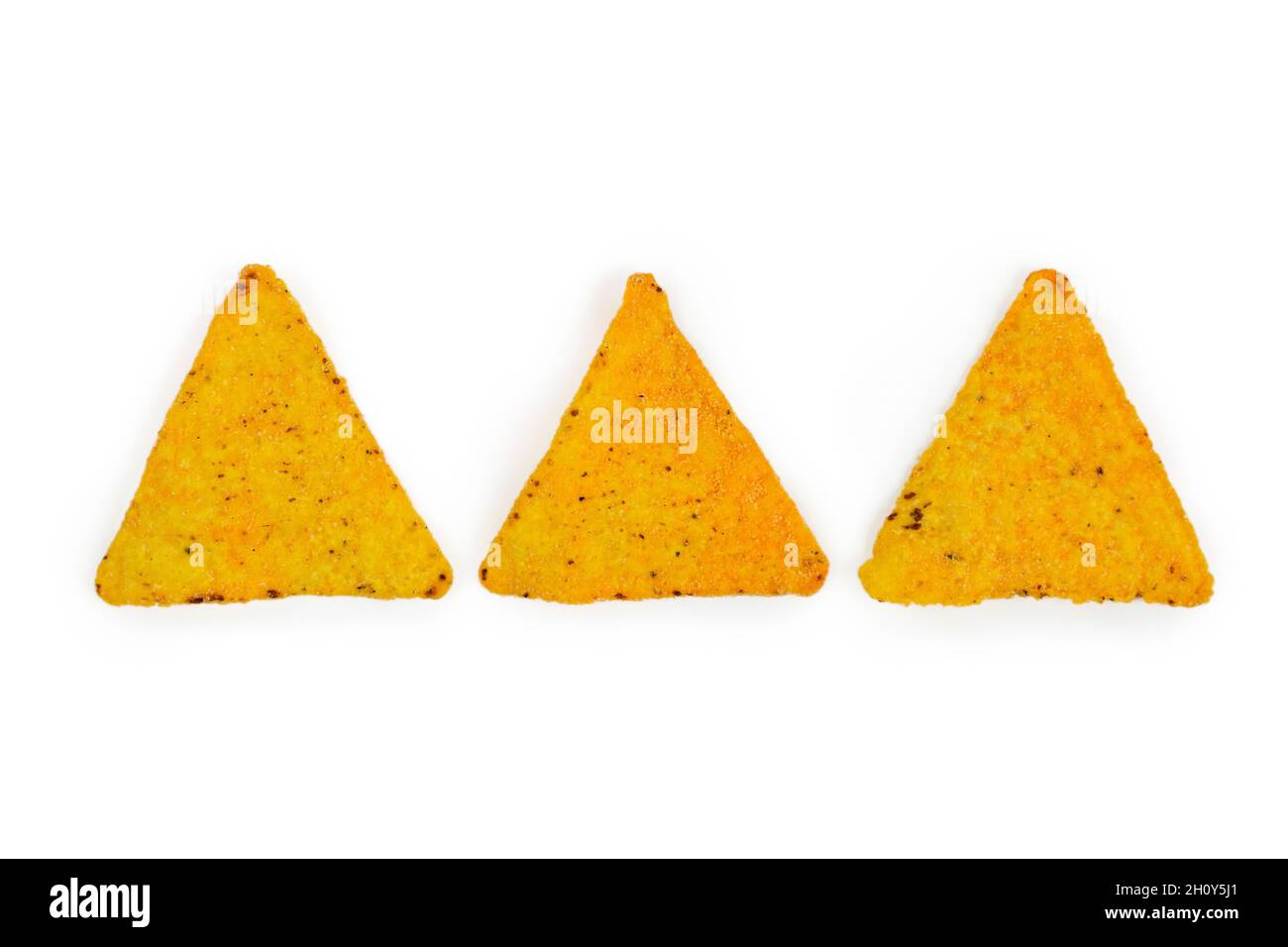 Drei dreieckige Tortillas in einer Reihe auf weißem Hintergrund. Flach liegend. Stockfoto