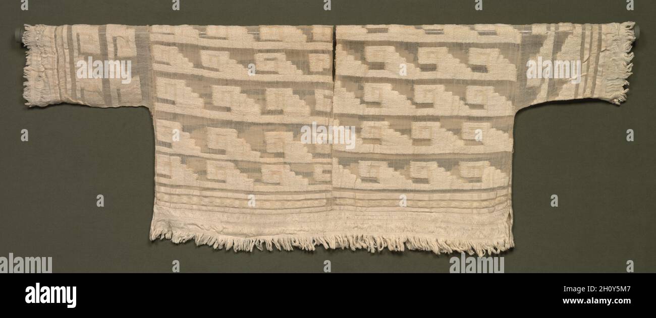 Tunika, 1100-1532. Peru, Chimú oder Chimú-Inka, 12. bis 16. Jahrhundert. Weiße Baumwolle; in Leinwandbindung mit zusätzlichen Schuß brocading; gesamt: 57,2 x 151,1 cm (22 1/2 x 59 1/2 in.). Stockfoto