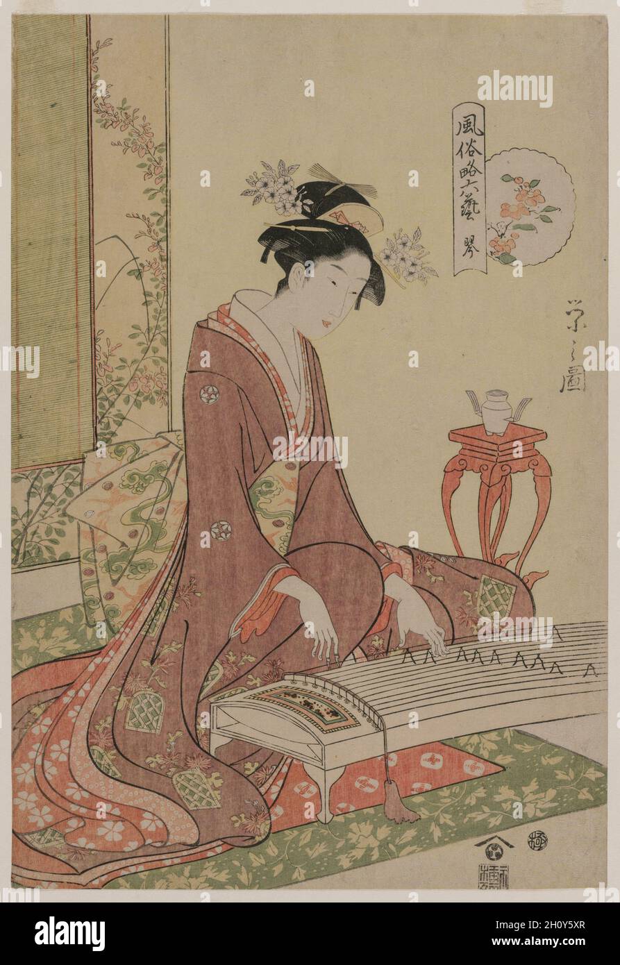 Koto aus der Serie The Six Arts in modischem Gewand, c. 1793-96. Chōbunsai Eishi (Japanisch, 1756-1829). Farbholzschnitt; Tinte und Farbe auf Papier; Blatt: 36.6 x 25 cm (14 7/16 x 9 13/16 Zoll). Die klassische chinesische Ausbildung bestand aus den sechs Künsten: Darstellende Riten, Musik, Bogenschießen, Wagenfahren, Kalligraphie, Und Mathematik. Der chinesische qin, ein Saiteninstrument aus der Zitherfamilie, symbolisiert üblicherweise die Kunst der Musik. In diesem Druck ersetzt ein ähnliches japanisches Instrument, das Koto, das qin. Der angesagte japanische Entertainer, der es spielt, steht für einen versierten Chine Stockfoto