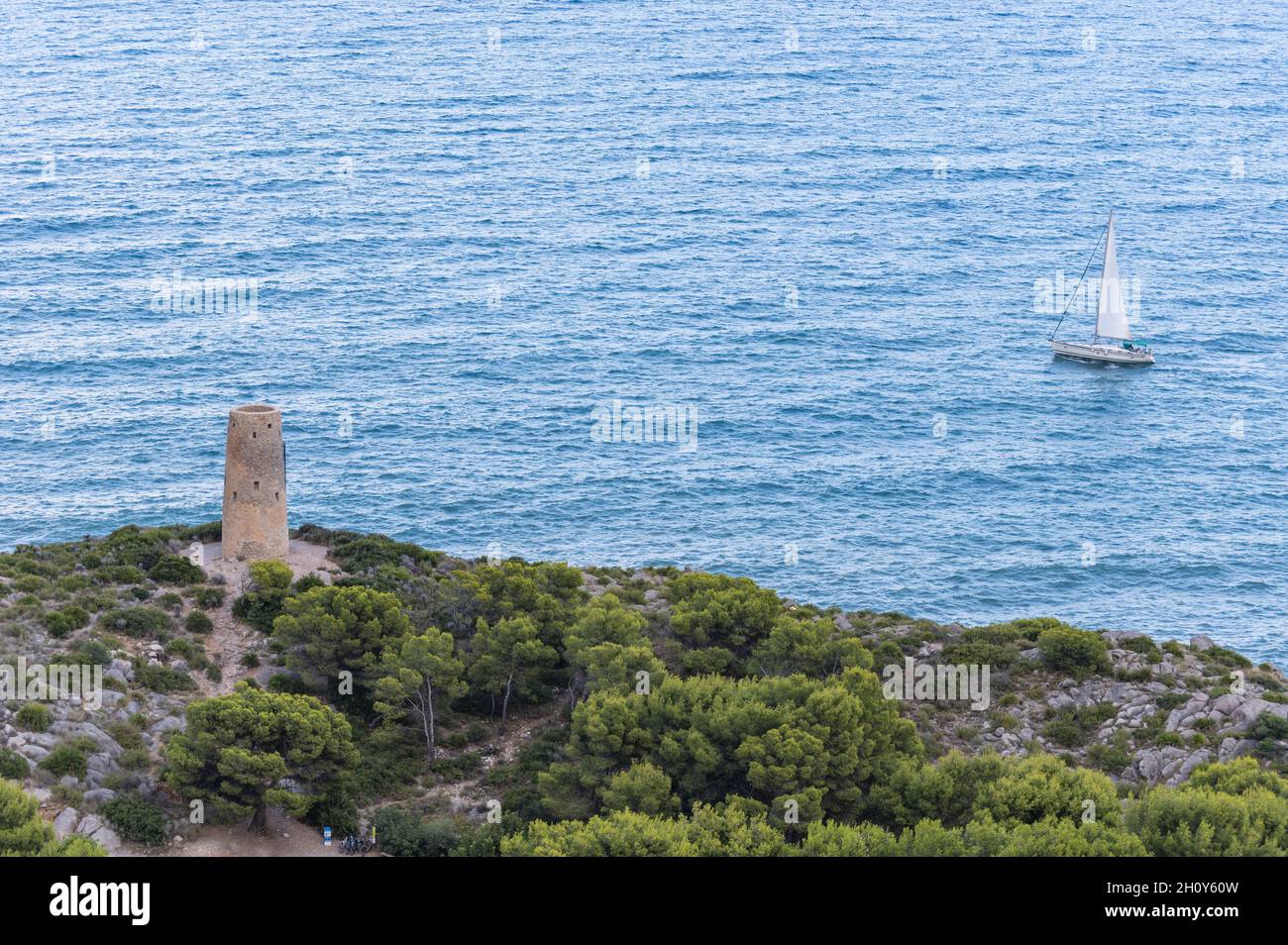 Segelboot auf dem welligen Mittelmeer an der Küste Stockfoto