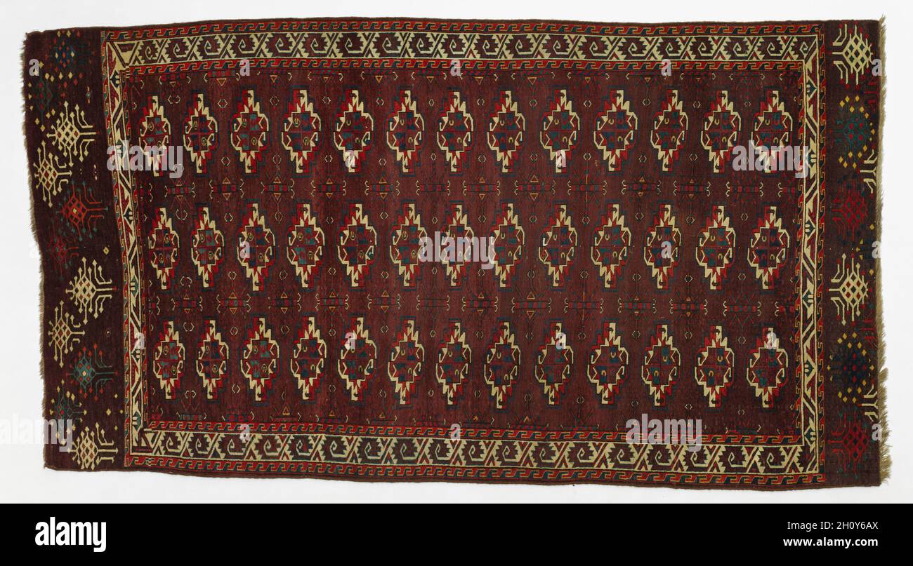 Turkmenischer Hauptteppich, Mitte 1850er Jahre. Turkmenistan, Yomud-Stamm, 19. Jahrhundert. Wolle, geknotet, 128-136 symmetrische Knoten pro Quadratzoll; insgesamt 290 x 160 cm (114 3/16 x 63 Zoll). In der islamischen Welt symbolisieren Teppiche Status und Reichtum. Die Herkunft eines Teppichs lässt sich an seinem Design, seiner Farbe und seiner Technik erkennen. Rote Farbtöne und gelappte Motive oder Guls sind Kennzeichen von turkmenischen Teppichen, die von nomadischen Stämmen im Nordosten des Iran, Afghanistans und Zentralasiens gewebt wurden. Dieser Hauptteppich des Yomud-Stammes zeigt wunderschöne Farben in den Gulden auf einem reichen Auberginen-Boden; die dekorierten Röcke, oder elem, wit Stockfoto