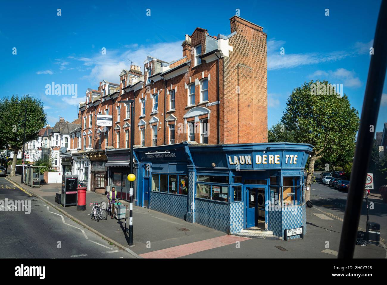 Corner Waschsalon, London, Haringey, London, Großbritannien Stockfoto