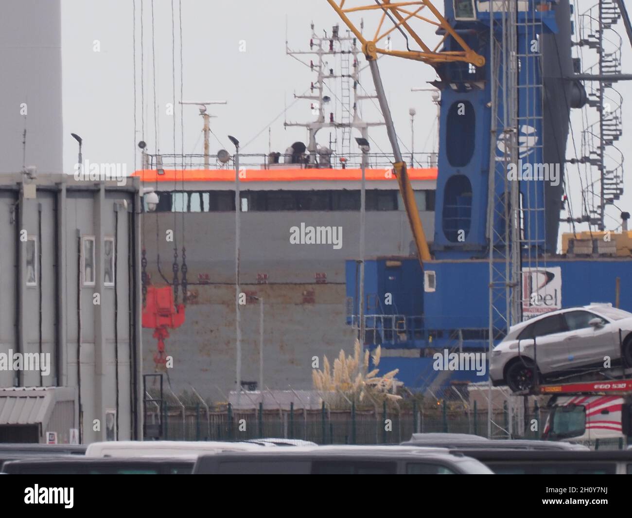 Sheerness, Kent, Großbritannien. Oktober 2021. Schiff Odette (ein Stückgutschiff) liegt in Sheerness, mit einem Feuer an Bord heute Morgen. Das Schiff wurde von 5 Feuergeräten, einer technischen Rettungseinheit und dem Feuerwehrboot/RIB von Kent Fire & Rescue besucht. Bild: Die Brücke (orange gestrichen) von Odette liegt in Sheerness Docks. Kredit: James Bell/Alamy Live Nachrichten Stockfoto