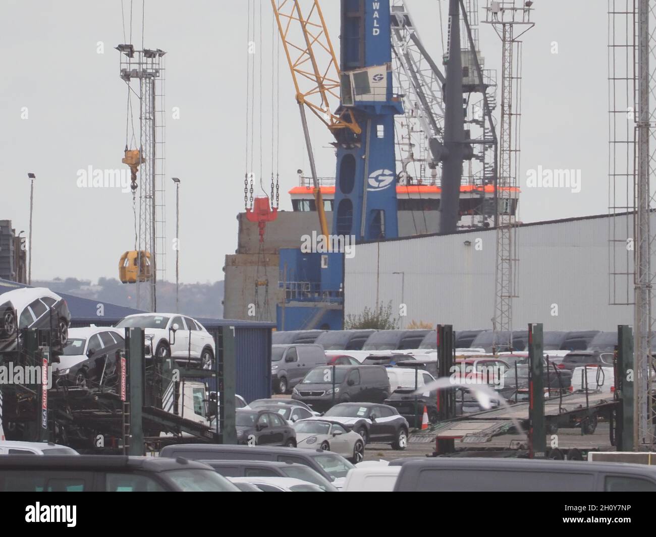 Sheerness, Kent, Großbritannien. Oktober 2021. Schiff Odette (ein Stückgutschiff) liegt in Sheerness, mit einem Feuer an Bord heute Morgen. Das Schiff wurde von 5 Feuergeräten, einer technischen Rettungseinheit und dem Feuerwehrboot/RIB von Kent Fire & Rescue besucht. Bild: Die Brücke (orange gestrichen) von Odette liegt in Sheerness Docks. Kredit: James Bell/Alamy Live Nachrichten Stockfoto