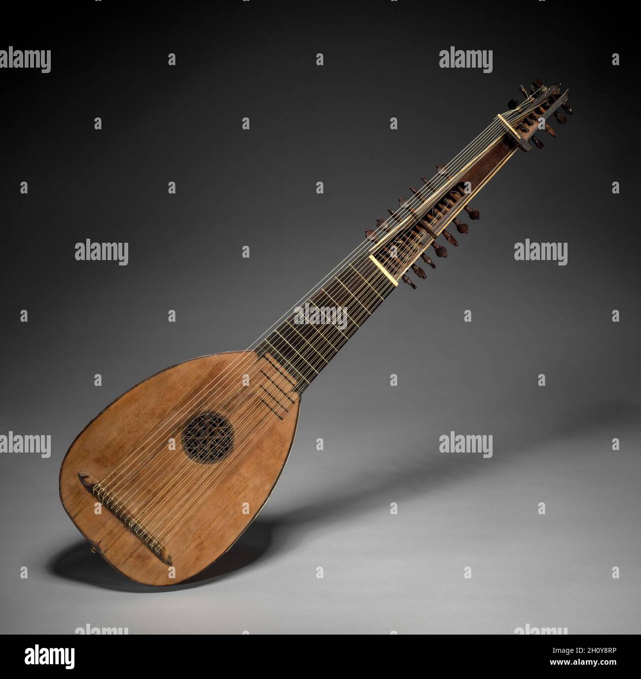 Laute oder Tiorbino, c. 1620. Italien, wahrscheinlich in der Mitte des 17. Jahrhunderts hergestellt, aber durch spätere Reparatur modifiziert. Holz; insgesamt: 100.7 x 27.7 cm (39 5/8 x 10 7/8 Zoll). Die Laute war im 16. Und 17. Jahrhundert das wichtigste Musikinstrument in weltlichen Settings. Die Laute war nicht nur ein virtuoses Instrument mit einem riesigen Repertoire, sondern bot auch die ideale Begleitung für die Stimme, spielte eine wesentliche Rolle in Ensembles, wurde in Maskenspielen und Opern dargestellt und wurde von Amateuren sowie Profis gespielt. Dieses Tiorbino ist ein hochspezialisiertes Instrument, eine Art Langhalslaute, die einem Satz ähnelt Stockfoto