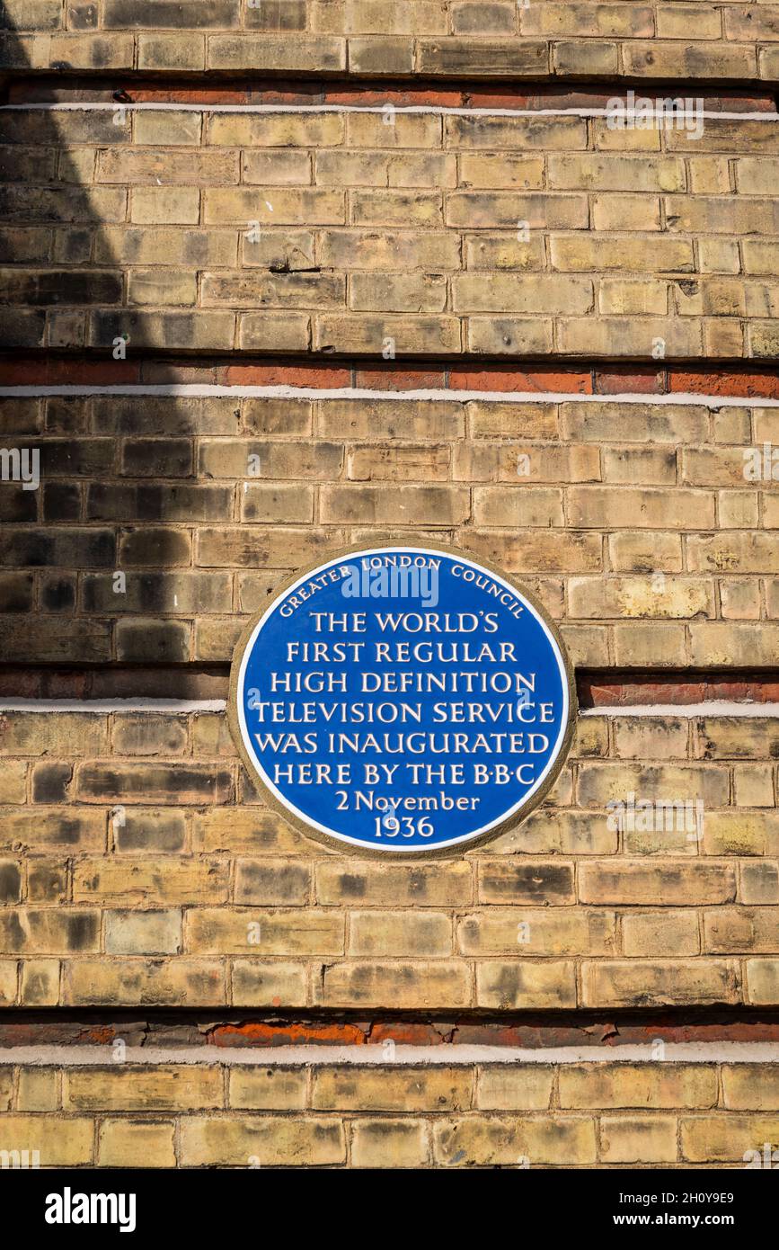 Blaue Plakette zur Erinnerung an den ersten HD-Fernsehdienst der Welt, der 1936 von der BBC eingeweiht wurde, Alexandra Palace, ein Unterhaltungs- und Fernsehprogramm Stockfoto