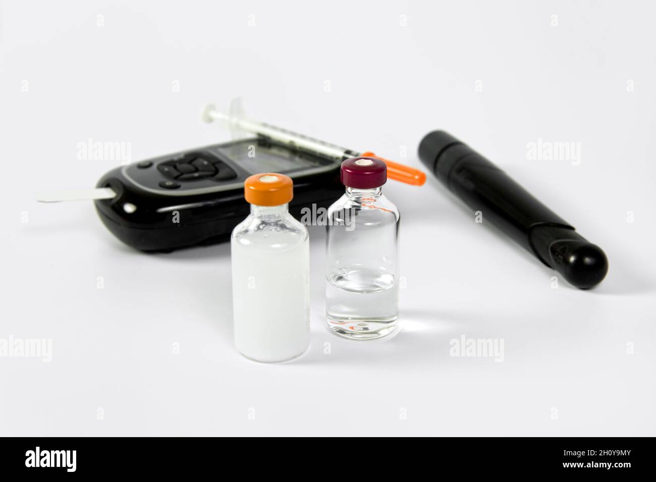 Injektionskit für diabetisches Insulin. Bluttestgerät mit Fingerpicker und kurzen und lang wirkenden Insulinfläschchen Stockfoto