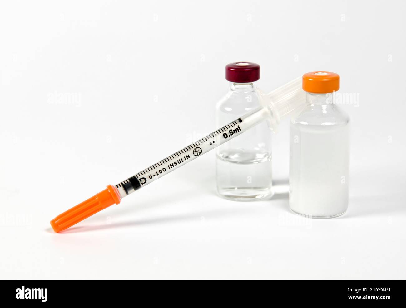 Injektionskit für diabetisches Insulin mit kurz wirkender Insulinfläschchen und lang wirkender Insulinfläschchen Stockfoto
