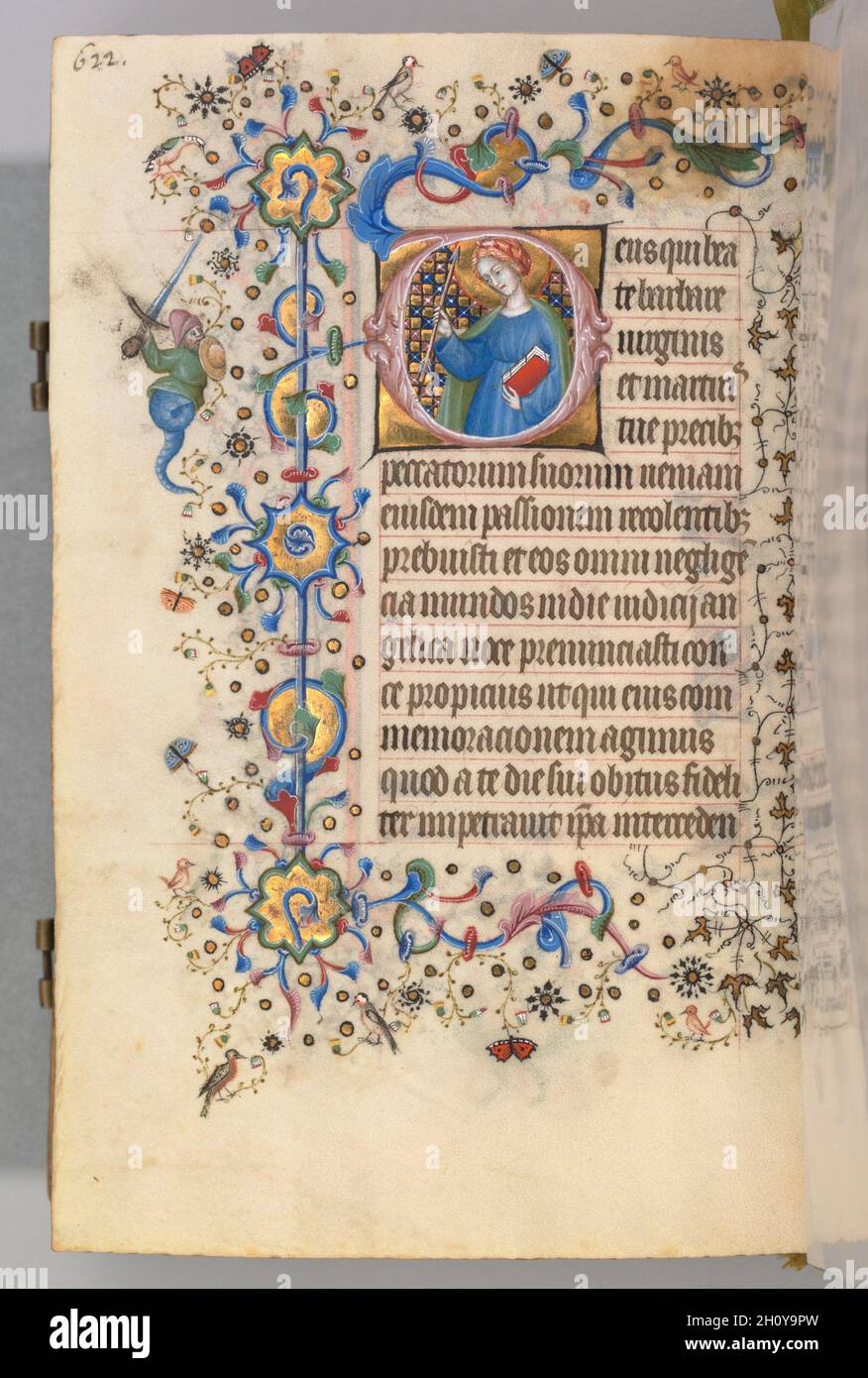 Stunden von Karl dem Noblen, König von Navarra (1361-1425): Fol. 305v, St. Martha, c. 1405. Master of the Brussels Initials and Associates (Französisch). Tinte, Tempera und Gold auf Pergament; Codex: 20.3 x 15.7 x 7 cm (8 x 6 3/16 x 2 3/4 Zoll). Dieser wertvolle Band wurde offensichtlich von seinem Besitzer, dem in Frankreich geborenen König von Navarra, hochgeschätzt, der sein Wappen auf nicht weniger als zwanzig Folios malen ließ. Anstatt dieses Manuskript direkt aus einer bestimmten Werkstatt in Auftrag zu geben, scheint es, dass Charles der Noble sein Stundenbuch - vielleicht fertig für den Luxusmarkt - während einer Reise nach Paris erworben hat Stockfoto