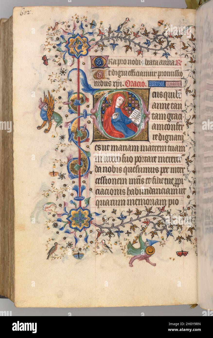 Stunden von Karl dem Noblen, König von Navarra (1361-1425): Fol. 295v, St. Anne, c. 1405. Master of the Brussels Initials and Associates (Französisch). Tinte, Tempera und Gold auf Pergament; Codex: 20.3 x 15.7 x 7 cm (8 x 6 3/16 x 2 3/4 Zoll). Dieser wertvolle Band wurde offensichtlich von seinem Besitzer, dem in Frankreich geborenen König von Navarra, hochgeschätzt, der sein Wappen auf nicht weniger als zwanzig Folios malen ließ. Anstatt dieses Manuskript direkt aus einer bestimmten Werkstatt in Auftrag zu geben, scheint es, dass Charles der Noble sein Stundenbuch - vielleicht fertig für den Luxusmarkt - während einer Reise nach Paris i erworben hat Stockfoto