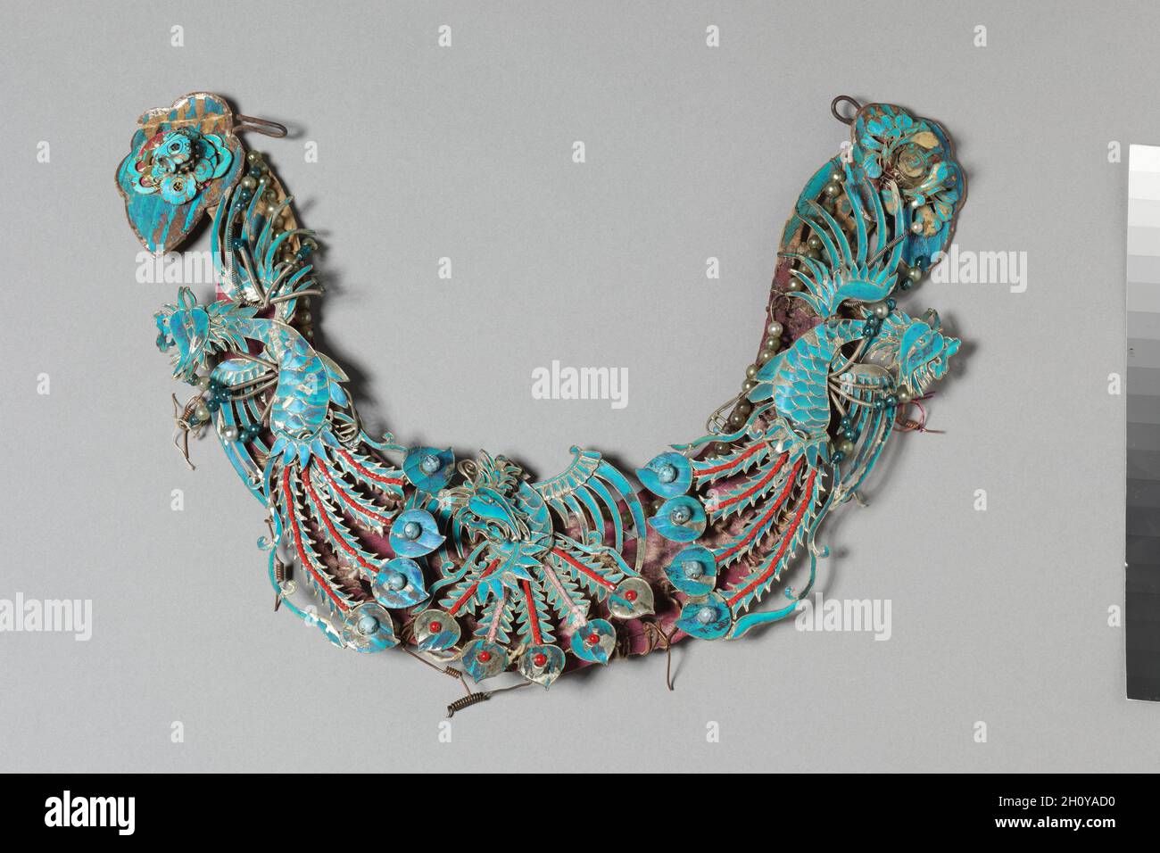 Satz Kopfschmuck, 1700er oder 1800er. China, Qing-Dynastie (1644-1911). Kupfer-Silber-Legierung, vergoldet, Eisvögel Federn, Glasperlen; insgesamt: 8.1 x 5.1 cm (3 3/16 x 2 Zoll); durchschnittlich: 10.3 x 5.4 cm (4 1/16 x 2 1/8 Zoll); unregelmäßig: 7.2 x 5.1 cm (2 13/16 x 2 Zoll); Teil 1: 21.3 x 29.5 cm (8 3/8 x 11 5/8 Zoll); Teil 2: 10.7 x 12.4 cm (4 3/16 x 4 7/8 Zoll); Teil 3: 7.5 x 3.9 cm (2 15/16 x 1 9/16 Zoll); Teil 4: 8.9 x 8.6 cm (3 1/2 x 3 3/8 Zoll); Teil 5: 8.1 x 8.5 cm (3 3/16 x 3 3/8 Zoll); dritter Abschnitt: 11.5 x 2.1 cm (4 1/2 x 13/16 Zoll); zweiter Abschnitt: 16 x 7.3 cm (6 5/16 x 2 7/8 Zoll). Stockfoto